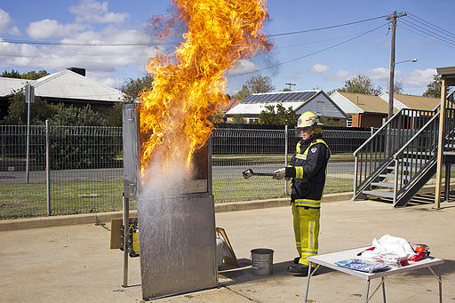 512px kitchen oil fire demonstration (4)