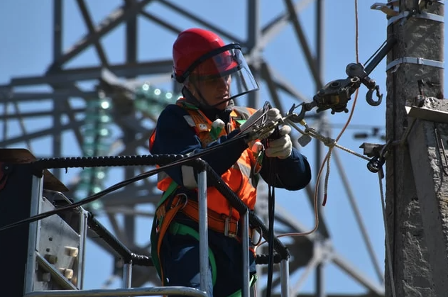 electrcian working on powerlines