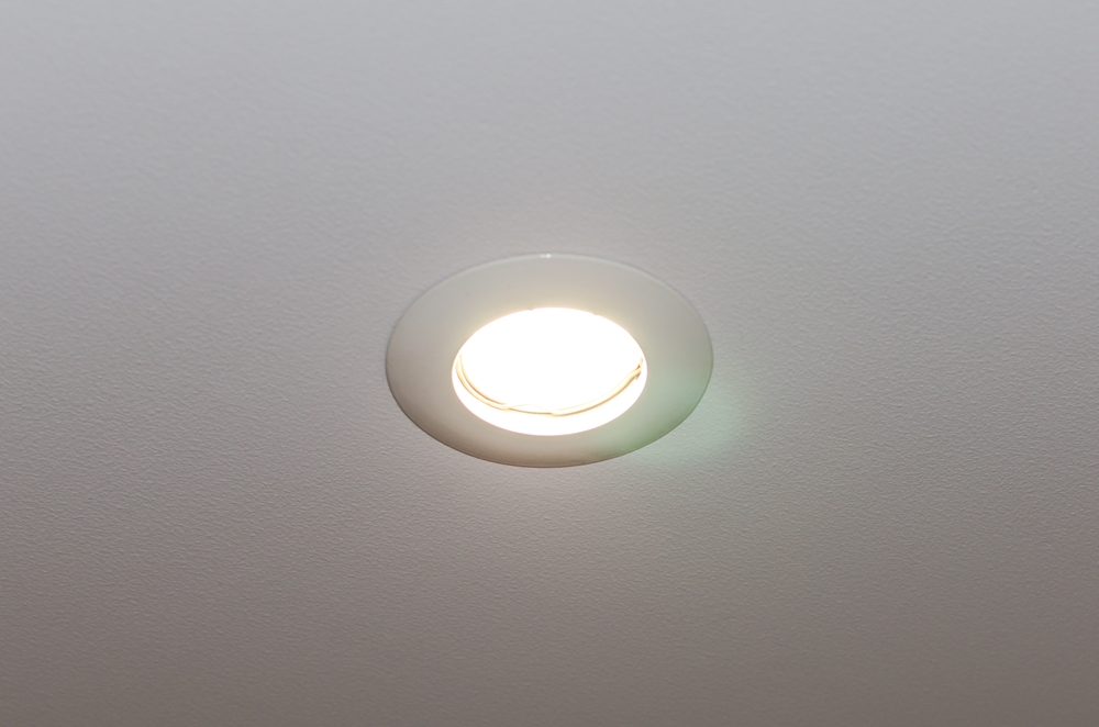 broken,,burnt,out,led,light,bulb,flickering,on,the,ceiling